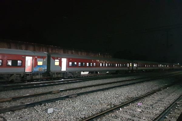 Mobile killed, young man dies after falling under train in jalgaon | मोबाईलने घेतला तरुणाचा जीव, रेल्वेखाली आल्याने जागीच मृत्यू