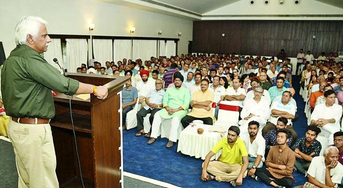 A false history has been imposed on the country | देशावर खोटा इतिहास लादला गेला