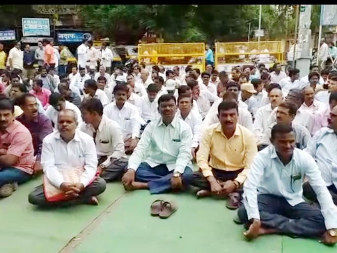 Agitation before Solapur Zilla Parishad of State Adarsh Teachers' Committee | राज्य आदर्श शिक्षक समितीचे सोलापूर जिल्हा परिषदेसमोर आंदोलन Agitation before Solapur Zilla Parishad of State Adarsh Teachers' Committee | राज्य आदर्श शिक्षक समितीचे सोलापूर जिल्हा परिषदेसमोर आंदोलन