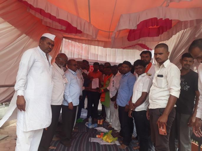 After the assurance, 'Strike' food fast behind | आश्वासनानंतर ‘प्रहार’चे अन्नत्याग उपोषण मागे After the assurance, 'Strike' food fast behind | आश्वासनानंतर ‘प्रहार’चे अन्नत्याग उपोषण मागे