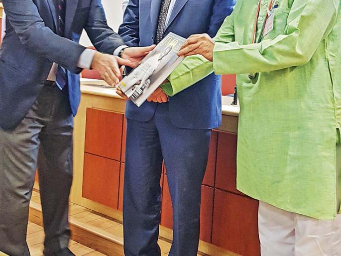 Dr Prakash Amte was felicitated by Bill Gates | लोक ‘मी’कडून ‘आम्ही’कडे निघाले आहेत! - डॉ. प्रकाश आमटे Dr Prakash Amte was felicitated by Bill Gates | लोक ‘मी’कडून ‘आम्ही’कडे निघाले आहेत! - डॉ. प्रकाश आमटे