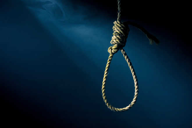 Deputy bank manager commits suicide by hanging in Amravati | अमरावतीत डेप्युटी बँक मॅनेजरची गळफास घेऊन आत्महत्या Deputy bank manager commits suicide by hanging in Amravati | अमरावतीत डेप्युटी बँक मॅनेजरची गळफास घेऊन आत्महत्या