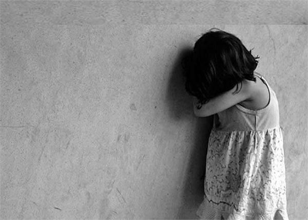 Torture on five-year-old girl who came to watch TV; Accused arrested | टीव्ही पाहण्यासाठी आलेल्या पाच वर्षीय चिमुकलीवर अत्याचार; आरोपीस अटक Torture on five-year-old girl who came to watch TV; Accused arrested | टीव्ही पाहण्यासाठी आलेल्या पाच वर्षीय चिमुकलीवर अत्याचार; आरोपीस अटक