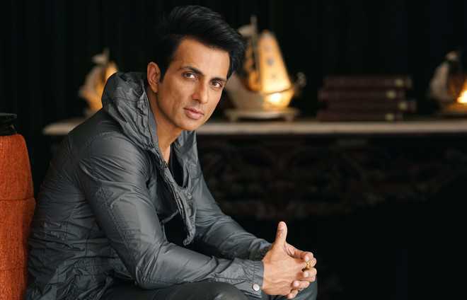 'Doctors should perform only 1 operation a month for free, it will change the picture of the country', sonu sood tweet on corona | 'डॉक्टरांनी महिन्यात फक्त 1 ऑपरेशन मोफत करावं, देशाचं चित्रच बदलेल' 'Doctors should perform only 1 operation a month for free, it will change the picture of the country', sonu sood tweet on corona | 'डॉक्टरांनी महिन्यात फक्त 1 ऑपरेशन मोफत करावं, देशाचं चित्रच बदलेल'