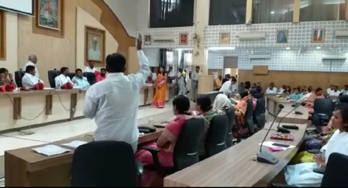 Our education officer is worthless and shameless; Debate speech by Baliram reserves | आमचा शिक्षणाधिकारी नालायक अन् बेशरम; बळीराम साठेंचे वादग्रस्त वक्तत्व