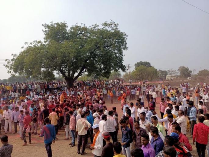 Sasu defeated by Sune at Khadke Khurd | खडके खुर्द येथे सुनेकडून सासु पराभूत 