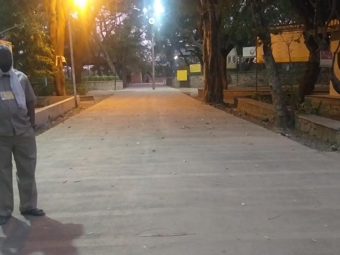 Four shoulders ... Four neighbors and four relatives, cremation ground in Amar Dham: Funeral arrangements take place right in the house. | चार खांदेकरी...चार शेजारचे अन् चार नातेवाईक,अमरधाममध्ये ‘स्मशान शांतता’ : विद्युत दाहिनीतच होतात अंत्यसंस्कार Four shoulders ... Four neighbors and four relatives, cremation ground in Amar Dham: Funeral arrangements take place right in the house. | चार खांदेकरी...चार शेजारचे अन् चार नातेवाईक,अमरधाममध्ये ‘स्मशान शांतता’ : विद्युत दाहिनीतच होतात अंत्यसंस्कार