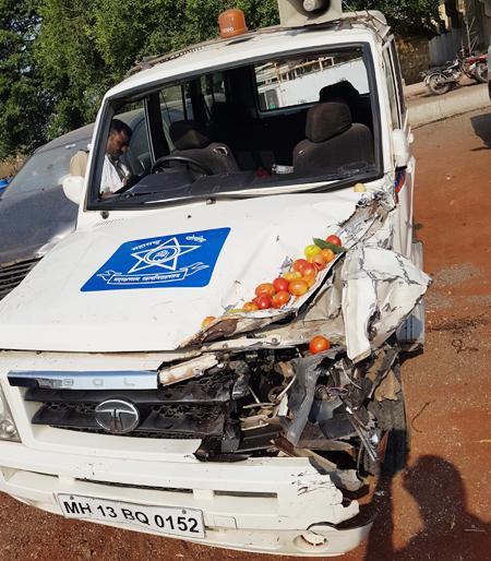 Push a vegetable pickup to the police van | भाजीपाला घेऊन जाणाºया पिकअपची पोलीस व्हॅनला धडक Push a vegetable pickup to the police van | भाजीपाला घेऊन जाणाºया पिकअपची पोलीस व्हॅनला धडक