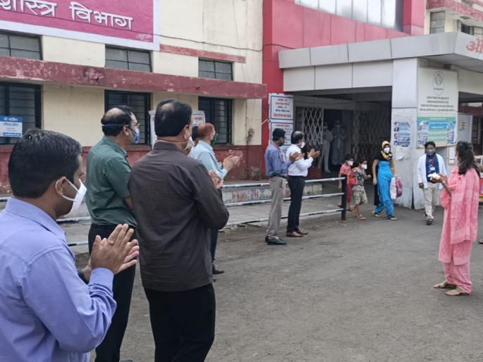 Good News; Three patients from Solapur overcome 'Corona' ...! | Good News; सोलापुरातील तीन रुग्णांनी केली 'कोरोना' वर मात...! Good News; Three patients from Solapur overcome 'Corona' ...! | Good News; सोलापुरातील तीन रुग्णांनी केली 'कोरोना' वर मात...!