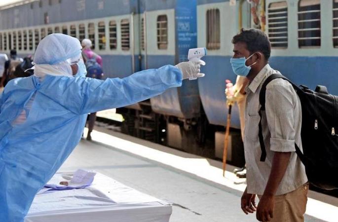 Big news; It is mandatory to test the corona for traveling by train in a foreign country | मोठी बातमी; परराज्यात रेल्वेने प्रवास करण्यासाठी कोरोनाची टेस्ट करणे बंधनकारक Big news; It is mandatory to test the corona for traveling by train in a foreign country | मोठी बातमी; परराज्यात रेल्वेने प्रवास करण्यासाठी कोरोनाची टेस्ट करणे बंधनकारक