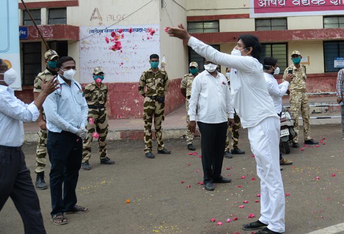 The ones on whom the patients sprinkled flowers were the doctors; Those who were admitted for treatment were also doctors! | ज्यांच्यावर रुग्णांनी फुलं उधळली, ते डॉक्टर होते; जे उपचारासाठीे दाखल झाले, तेही डॉक्टरच होते ! The ones on whom the patients sprinkled flowers were the doctors; Those who were admitted for treatment were also doctors! | ज्यांच्यावर रुग्णांनी फुलं उधळली, ते डॉक्टर होते; जे उपचारासाठीे दाखल झाले, तेही डॉक्टरच होते !