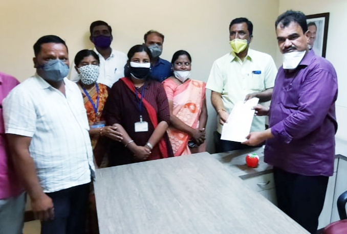 Materials delivered to primary health centers at night after the Guardian Minister's request ...! | पालकमंत्र्याच्या तंबीनंतर रात्रीच पोहचविले प्राथमिक आरोग्य केंद्रांना साहित्य...! Materials delivered to primary health centers at night after the Guardian Minister's request ...! | पालकमंत्र्याच्या तंबीनंतर रात्रीच पोहचविले प्राथमिक आरोग्य केंद्रांना साहित्य...!