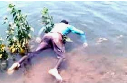 Shocking; The body of a stranger was found in the water of Ujani reservoir | धक्कादायक; उजनी जलाशयातील पाण्यात आढळला अनोळखी व्यक्तीचा मृतदेह Shocking; The body of a stranger was found in the water of Ujani reservoir | धक्कादायक; उजनी जलाशयातील पाण्यात आढळला अनोळखी व्यक्तीचा मृतदेह