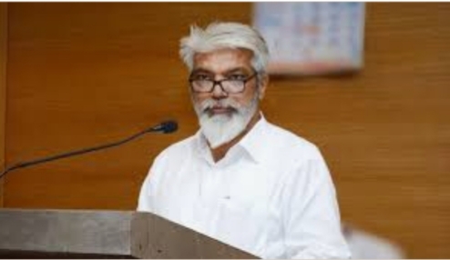 Agriculture Minister Dadaji Bhuse on visit to Solapur; The sudden tour sent the administration into a frenzy | कृषीमंत्री दादाजी भुसे सोलापूर दौऱ्यावर; अचानक दौऱ्याने प्रशासनाची उडाली धांदल Agriculture Minister Dadaji Bhuse on visit to Solapur; The sudden tour sent the administration into a frenzy | कृषीमंत्री दादाजी भुसे सोलापूर दौऱ्यावर; अचानक दौऱ्याने प्रशासनाची उडाली धांदल