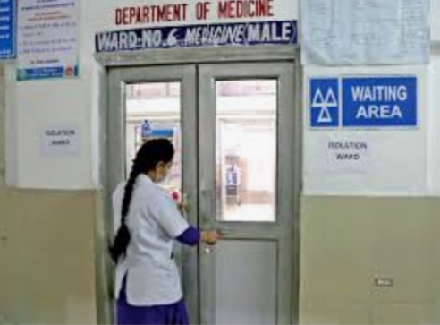 Shocking; Mohol's Covid Center has only one staff member; Saseholpat of female patients | धक्कादायक; मोहोळच्या कोव्हिड सेंटरला फक्त एकच कर्मचारी; महिला रुग्णांची ससेहोलपट