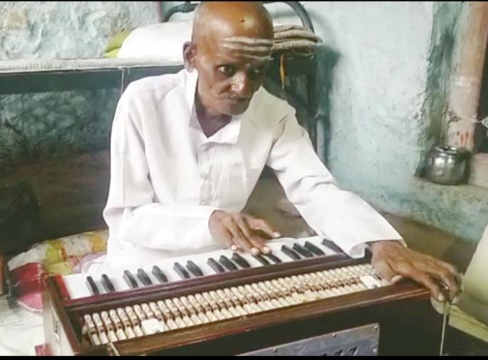 Minister of State takes note of Lokmat news; Adopted that blind artist ... | ‘लोकमत’च्या बातमीची राज्यमंत्र्यांनी घेतली दखल; त्या अंध कलाकाराला घेतले दत्तक... Minister of State takes note of Lokmat news; Adopted that blind artist ... | ‘लोकमत’च्या बातमीची राज्यमंत्र्यांनी घेतली दखल; त्या अंध कलाकाराला घेतले दत्तक...