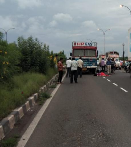 Baap-Leki's death in a truck and two-wheeler accident; Incident on Solapur-Hyderabad road | ट्रक व दुचाकीच्या अपघातात बाप-लेकीचा मृत्यू; सोलापूर- हैद्राबाद रोडवरील घटना Baap-Leki's death in a truck and two-wheeler accident; Incident on Solapur-Hyderabad road | ट्रक व दुचाकीच्या अपघातात बाप-लेकीचा मृत्यू; सोलापूर- हैद्राबाद रोडवरील घटना