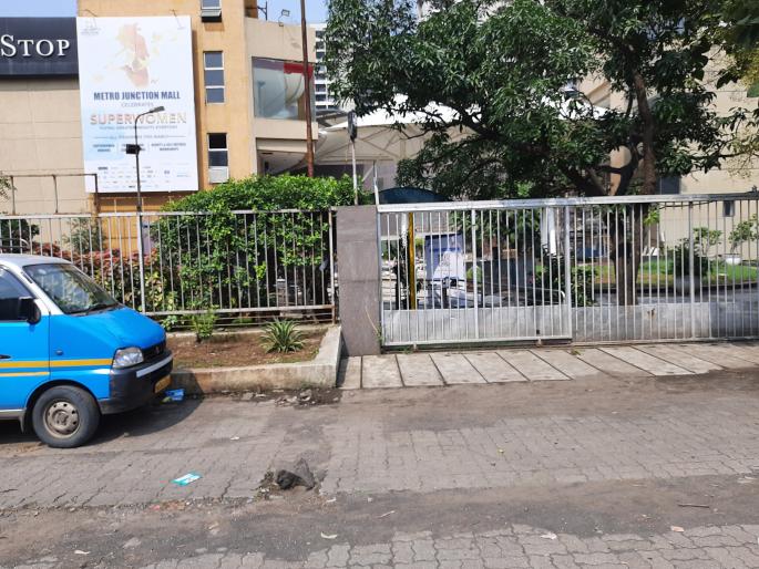 Metro mall closed due to hotspot, return journey of customers from the gate of the mall | हॉटस्पॉटमुळे मेट्रो मॉल बंद, मॉलच्या गेटवरून ग्राहकांचा परतीचा प्रवास Metro mall closed due to hotspot, return journey of customers from the gate of the mall | हॉटस्पॉटमुळे मेट्रो मॉल बंद, मॉलच्या गेटवरून ग्राहकांचा परतीचा प्रवास