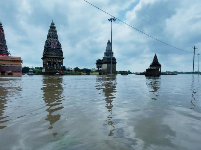 Water temples around the moon; The river Bhima began to overflow | चंद्रभागेतील मंदिरांना पाण्याचा वेढा; भीमा नदी दुथडी भरून वाहू लागली Water temples around the moon; The river Bhima began to overflow | चंद्रभागेतील मंदिरांना पाण्याचा वेढा; भीमा नदी दुथडी भरून वाहू लागली