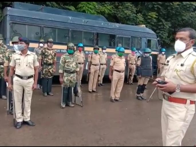 Maratha reservation issue closed in Solapur today; Asud agitation in front of MLAs and MPs | मराठा आरक्षणप्रश्नी आज सोलापूर बंद; आमदार, खासदारांच्या घरासमोर आसूड आंदोलन Maratha reservation issue closed in Solapur today; Asud agitation in front of MLAs and MPs | मराठा आरक्षणप्रश्नी आज सोलापूर बंद; आमदार, खासदारांच्या घरासमोर आसूड आंदोलन