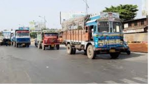 Chest water oozing; After 30 hours, traffic on Vijaypur highway will be restored | सीनेचे पाणी ओसरले; ३० तासानंतर विजयपूर महामार्गावरील वाहतूक पूर्वतत Chest water oozing; After 30 hours, traffic on Vijaypur highway will be restored | सीनेचे पाणी ओसरले; ३० तासानंतर विजयपूर महामार्गावरील वाहतूक पूर्वतत