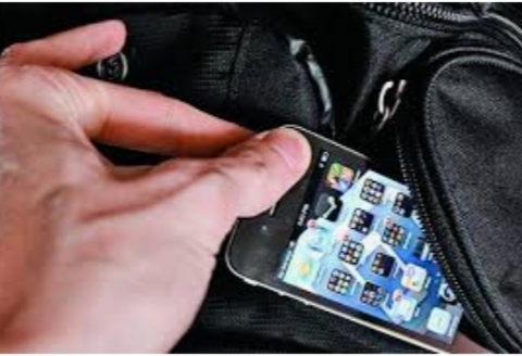 Places for stolen mobile phones:; He also visited beggars | चोरीला गेलेल्या मोबाईलसाठी पालथी घातली दारू मिळणारी ठिकाणे:; भिक्षेकऱ्यांचीही घेतली भेट Places for stolen mobile phones:; He also visited beggars | चोरीला गेलेल्या मोबाईलसाठी पालथी घातली दारू मिळणारी ठिकाणे:; भिक्षेकऱ्यांचीही घेतली भेट