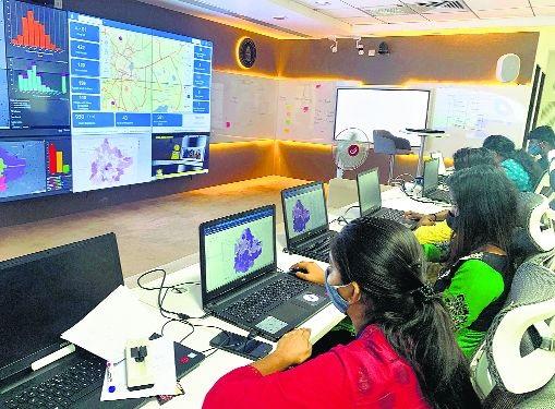 The helpline in the Corona War Room was asking for the vaccine; Now the number of patients has also decreased and the number of calls has also decreased! | हेल्पलाईनवर विचारणा होते ती व्हॅक्सिनची; आता रुग्णही घटले अन्‌ कॉलही झाले कमी !