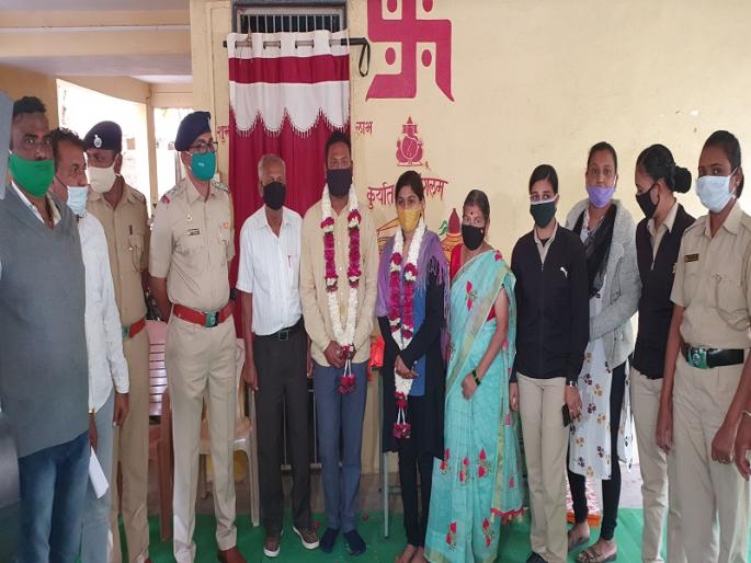 'Minya Bibi Raji to ...'; After a year and a half, the police remarried the couple | 'मियां बीबी राजी तो...'; पोलिसांनी वऱ्हाडी बनत ठाण्यातच लावले दांपत्याचे पुन्हा एकदा लग्न