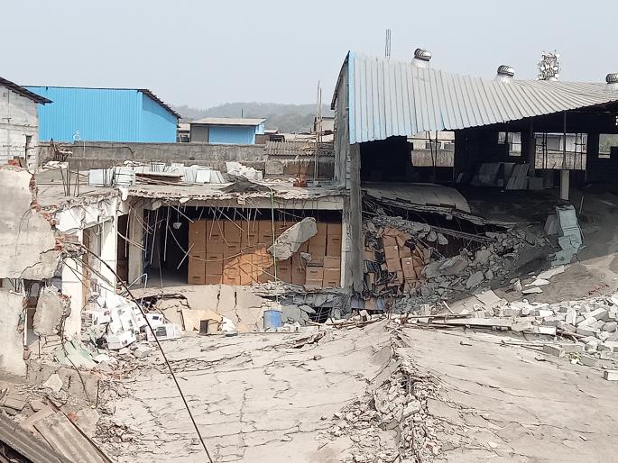 One killed, six injured in Bhiwandi warehouse collapse | भिवंडीमध्ये गोदाम कोसळून एकाचा मृत्यू , सहा जण जखमी One killed, six injured in Bhiwandi warehouse collapse | भिवंडीमध्ये गोदाम कोसळून एकाचा मृत्यू , सहा जण जखमी