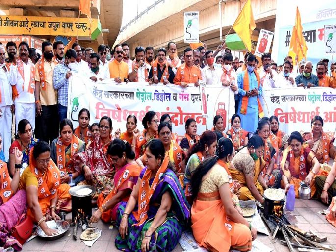 Shiv Sena protesters set fire to stoves to protest fuel price hike | इंधन दरवाढीच्या निषेधार्थ शिवसेना आंदोलकांनी पेटवल्या चुली Shiv Sena protesters set fire to stoves to protest fuel price hike | इंधन दरवाढीच्या निषेधार्थ शिवसेना आंदोलकांनी पेटवल्या चुली