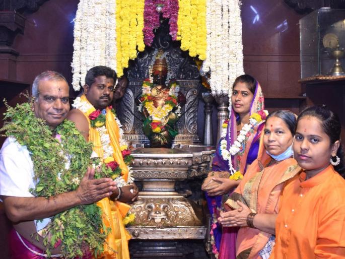 Pooja of Vitthal-Rukmini mother performed on the occasion of Maghwari; The temple was decorated, the gabhara blossomed | माघवारीनिमित्त विठ्ठल-रुक्मिणी मातेची पूजा संपन्न; मंदिर सजले, गाभारा फुलला Pooja of Vitthal-Rukmini mother performed on the occasion of Maghwari; The temple was decorated, the gabhara blossomed | माघवारीनिमित्त विठ्ठल-रुक्मिणी मातेची पूजा संपन्न; मंदिर सजले, गाभारा फुलला