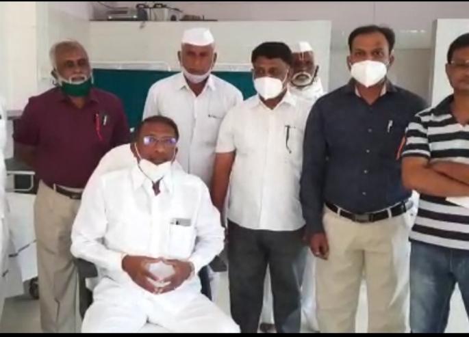 Former MLA Rajan Patil vaccinated his wife Corona at Angar Health Center | अनगरच्या आरोग्य केंद्रात घेतली माजी आमदार राजन पाटील यांनी सपत्नीक कोरोनाची लस 