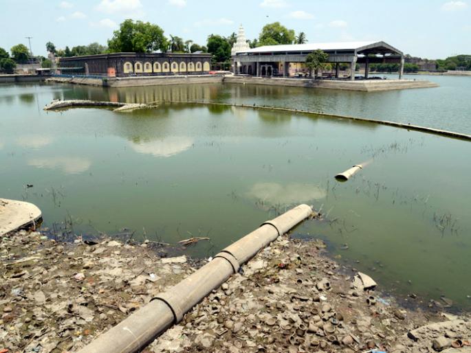 Big news; Water pumping from Siddheshwar Lake in Solapur for planting basalt stones | मोठी बातमी; बेसाल्ट दगड लावण्यासाठी सोलापुरातील सिध्देश्वर तलावातून पाणी उपसा Big news; Water pumping from Siddheshwar Lake in Solapur for planting basalt stones | मोठी बातमी; बेसाल्ट दगड लावण्यासाठी सोलापुरातील सिध्देश्वर तलावातून पाणी उपसा