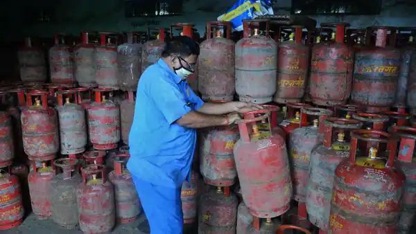 Cylinder rate above one thousand; Inflation soared | सिलिंडर एक हजारपार; महागाईचा आगडोंब उसळला