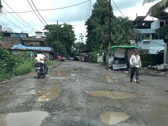 bad condition of road in Bhiwandi and crumbling of lakhs of rupees | भिवंडीतील कारीवली रस्त्याची दुरावस्था, लाखो रुपयांचा चुराडा bad condition of road in Bhiwandi and crumbling of lakhs of rupees | भिवंडीतील कारीवली रस्त्याची दुरावस्था, लाखो रुपयांचा चुराडा