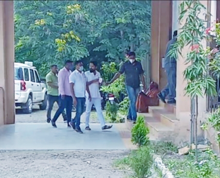 Breaking; Manoharmama's chest began to ache; Admitted to Solapur for treatment | Breaking; मनोहरमामाच्या छातीत दुखू लागले; उपचारासाठी सोलापुरात दाखल