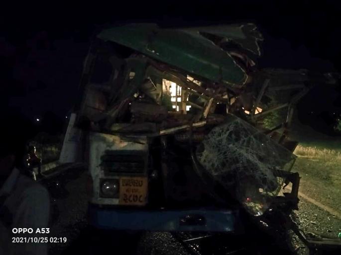 ST bus hits a parked container; 15 passengers seriously injured | थांबलेल्या कंटेनरला एसटी बसची धडक; १५ प्रवासी गंभीर जखमी