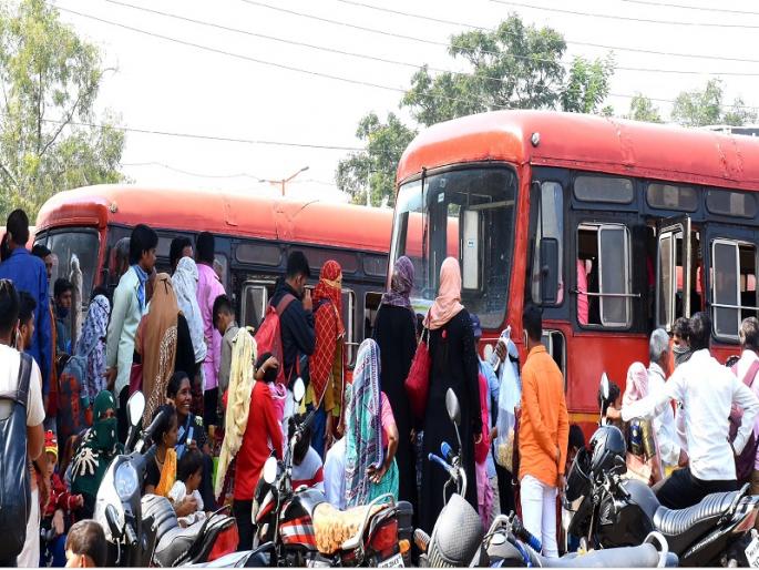 S.T. Bus, railway ‘housefull’; Passenger exercise to get a seat | एस.टी. बस, रेल्वे ‘हाऊसफुल्ल’; जागा मिळविण्यासाठी प्रवाशांची कसरत S.T. Bus, railway ‘housefull’; Passenger exercise to get a seat | एस.टी. बस, रेल्वे ‘हाऊसफुल्ल’; जागा मिळविण्यासाठी प्रवाशांची कसरत