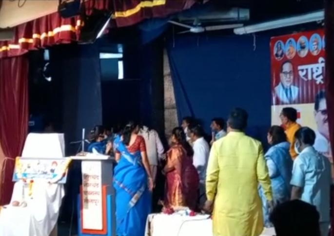 Black ink thrown at former minister Babanrao Gholap in Solapur | माजी मंत्री बबनराव घोलप यांच्या अंगावर सोलापुरात फेकली काळी शाई Black ink thrown at former minister Babanrao Gholap in Solapur | माजी मंत्री बबनराव घोलप यांच्या अंगावर सोलापुरात फेकली काळी शाई