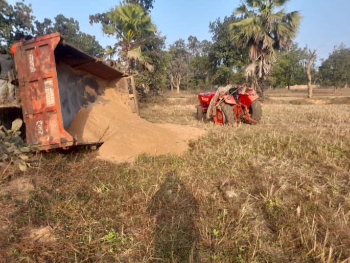 driver killed after tractor overturned transporting sand illegally | अवैध रेती वाहतूक वाहतूक करणारा ट्रॅक्टर उलटून चालक ठार driver killed after tractor overturned transporting sand illegally | अवैध रेती वाहतूक वाहतूक करणारा ट्रॅक्टर उलटून चालक ठार