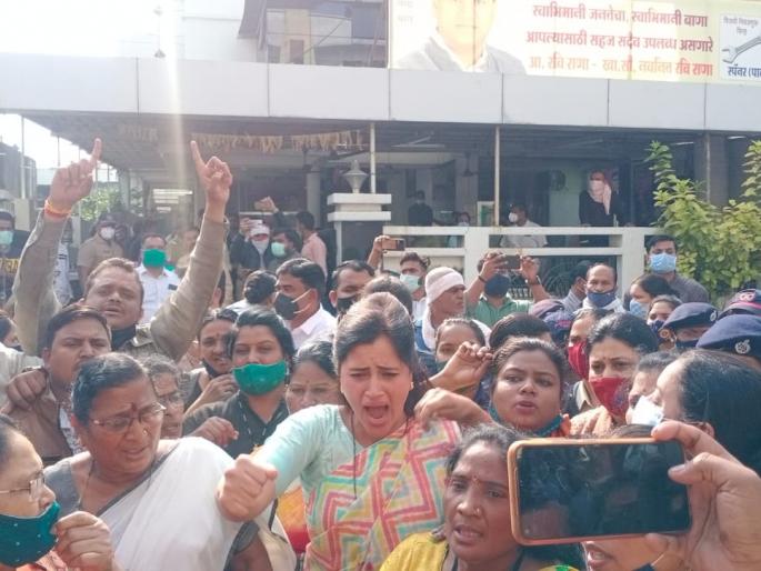 mp navneet kaur rana aggression over cm uddhav thackeray and yashomati thakur after shivaji maharaj statue removed from rajapeth flyover | शिवरायांच्या पुतळ्यावरून रणकंदन; खासदार नवनीत राणा यांनी मुख्यमंत्र्यांवर साधला निशाणा