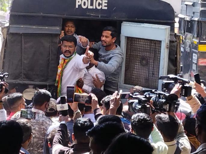 abvp and bjp yuva morcha allegations of MPSC pre-exam paper leaked in Nagpur | नागपुरात एमपीएससी पूर्व परीक्षेचा पेपर फुटला? परीक्षा केंद्रावर एकच गोंधळ