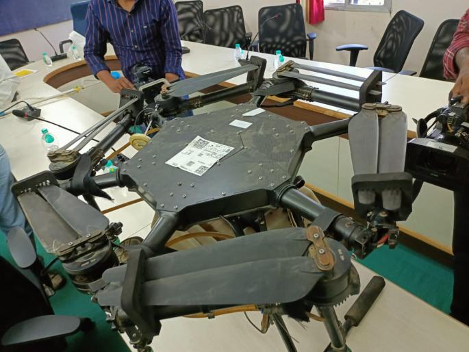 Attempt to demonstration of 'eagle' farmer drone in Amravati has failed | अमरावतीत ‘गरुड’ शेतकरी ड्रोनच्या प्रात्यक्षिकाचा प्रयत्न फसला Attempt to demonstration of 'eagle' farmer drone in Amravati has failed | अमरावतीत ‘गरुड’ शेतकरी ड्रोनच्या प्रात्यक्षिकाचा प्रयत्न फसला