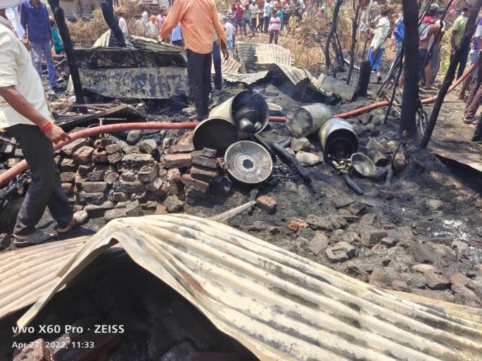Gas cylinder explosion burns five huts to ashes in hinganghat tehsil | गॅस सिलिंडरचा भडका उडून ५ झोपड्या बेचिराख; संसार उघड्यावर Gas cylinder explosion burns five huts to ashes in hinganghat tehsil | गॅस सिलिंडरचा भडका उडून ५ झोपड्या बेचिराख; संसार उघड्यावर