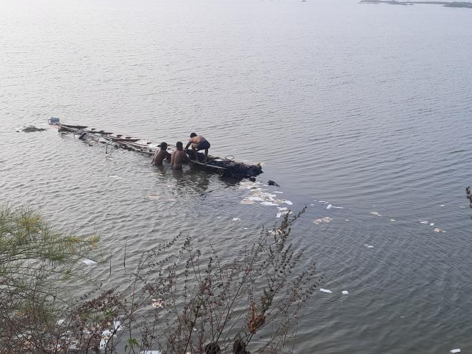 youths Jump into the pool for liquor; Boxes snatched from a truck overturned in the lake, endangering lives | दारूसाठी तरुणांच्या पाण्यात उड्या; जीव धोक्यात घालून तलावात उलटलेल्या ट्रकमधून पळविले बॉक्स youths Jump into the pool for liquor; Boxes snatched from a truck overturned in the lake, endangering lives | दारूसाठी तरुणांच्या पाण्यात उड्या; जीव धोक्यात घालून तलावात उलटलेल्या ट्रकमधून पळविले बॉक्स