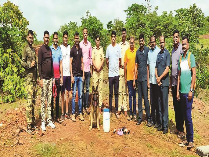 Excitement over the discovery of a bomb like object at Velneshwar in Guhagar | रत्नागिरी: गुहागरातील वेळणेश्वर येथे बॉम्बसदृश वस्तू सापडल्याने खळबळ Excitement over the discovery of a bomb like object at Velneshwar in Guhagar | रत्नागिरी: गुहागरातील वेळणेश्वर येथे बॉम्बसदृश वस्तू सापडल्याने खळबळ