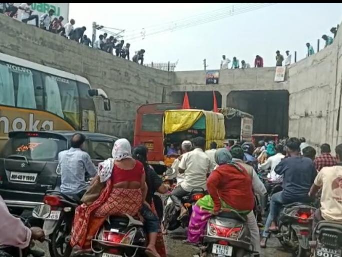 ST bus stuck under railway gate in Sangola; Know what happened next in detail | सांगोल्यात रेल्वे गेट खाली एसटी बस अडकली; पुढे काय घडलं जाणून घ्या सविस्तर ST bus stuck under railway gate in Sangola; Know what happened next in detail | सांगोल्यात रेल्वे गेट खाली एसटी बस अडकली; पुढे काय घडलं जाणून घ्या सविस्तर