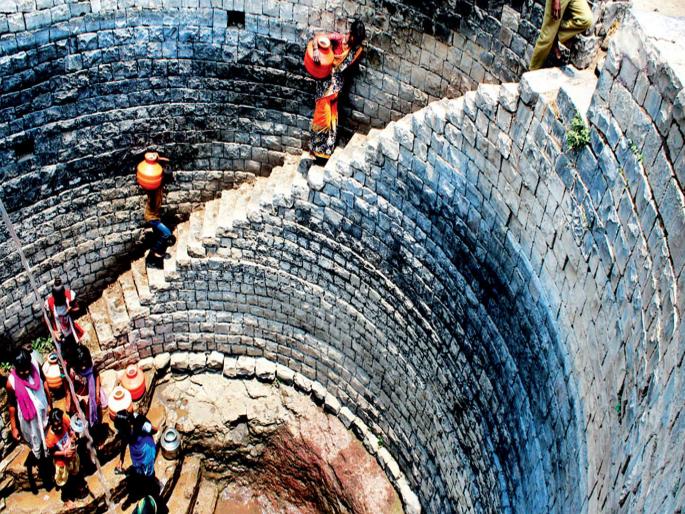 Drought situation in the state is critical; 8.32 lakh cattle feed in the camps | राज्यातील दुष्काळाचे चित्र गंभीर; ८.३२ लाख जनावरे चारा छावण्यांमध्ये Drought situation in the state is critical; 8.32 lakh cattle feed in the camps | राज्यातील दुष्काळाचे चित्र गंभीर; ८.३२ लाख जनावरे चारा छावण्यांमध्ये