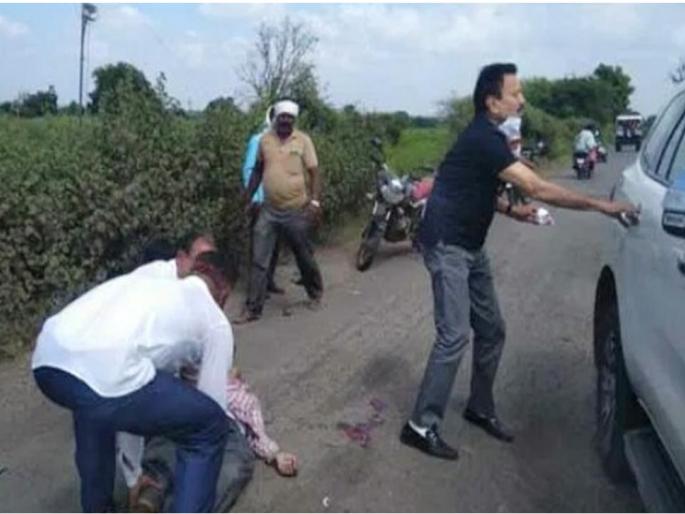 Hit in the head by accident; Due to BJP Girish Mahajan, the two-wheeler got timely treatment | अपघातामुळे डोक्याला लागला मार; गिरीश महाजनांमुळे दुचाकीस्वाराला मिळाले वेळेवर उपचार Hit in the head by accident; Due to BJP Girish Mahajan, the two-wheeler got timely treatment | अपघातामुळे डोक्याला लागला मार; गिरीश महाजनांमुळे दुचाकीस्वाराला मिळाले वेळेवर उपचार