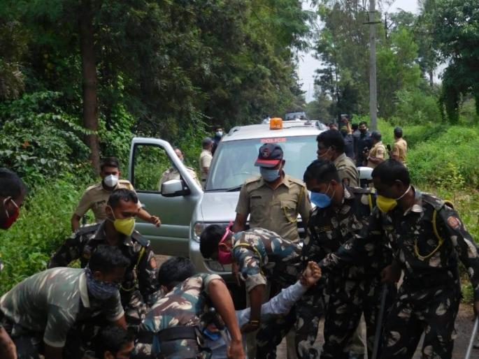 Students try to block the Higher Education Minister's car | उच्चशिक्षणमंत्र्यांची मोटार अडविण्याचा विद्यार्थ्यांचा प्रयत्न Students try to block the Higher Education Minister's car | उच्चशिक्षणमंत्र्यांची मोटार अडविण्याचा विद्यार्थ्यांचा प्रयत्न